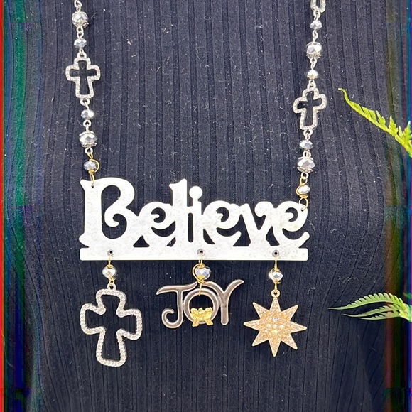 ⭐️👑Adorned Crown Artisan Assemblage believe in the joy of Christmas necklace - Picture 1 of 12